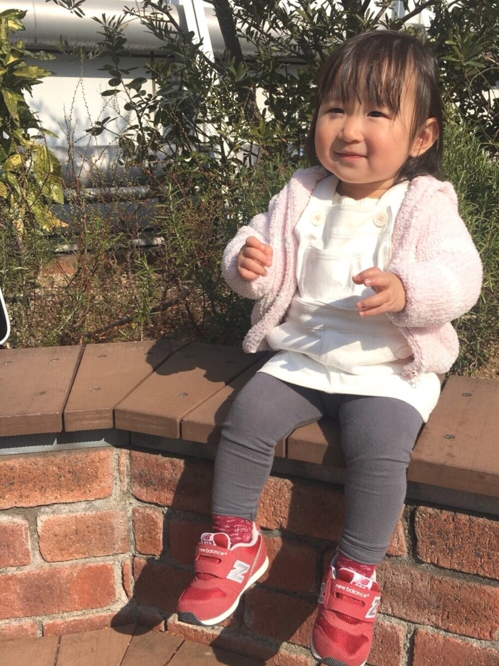 「サロペット、ニューバランス、カジュアルコーデ、ホワイトコーデ、monmimi、もこもこ、無印良品、1歳半」｜「monmimiのアイテム（レギンス/スパッツ、グレー系）」を使った、chunさん（キッズ・70cm）の冬コーディネートの1枚目の写真