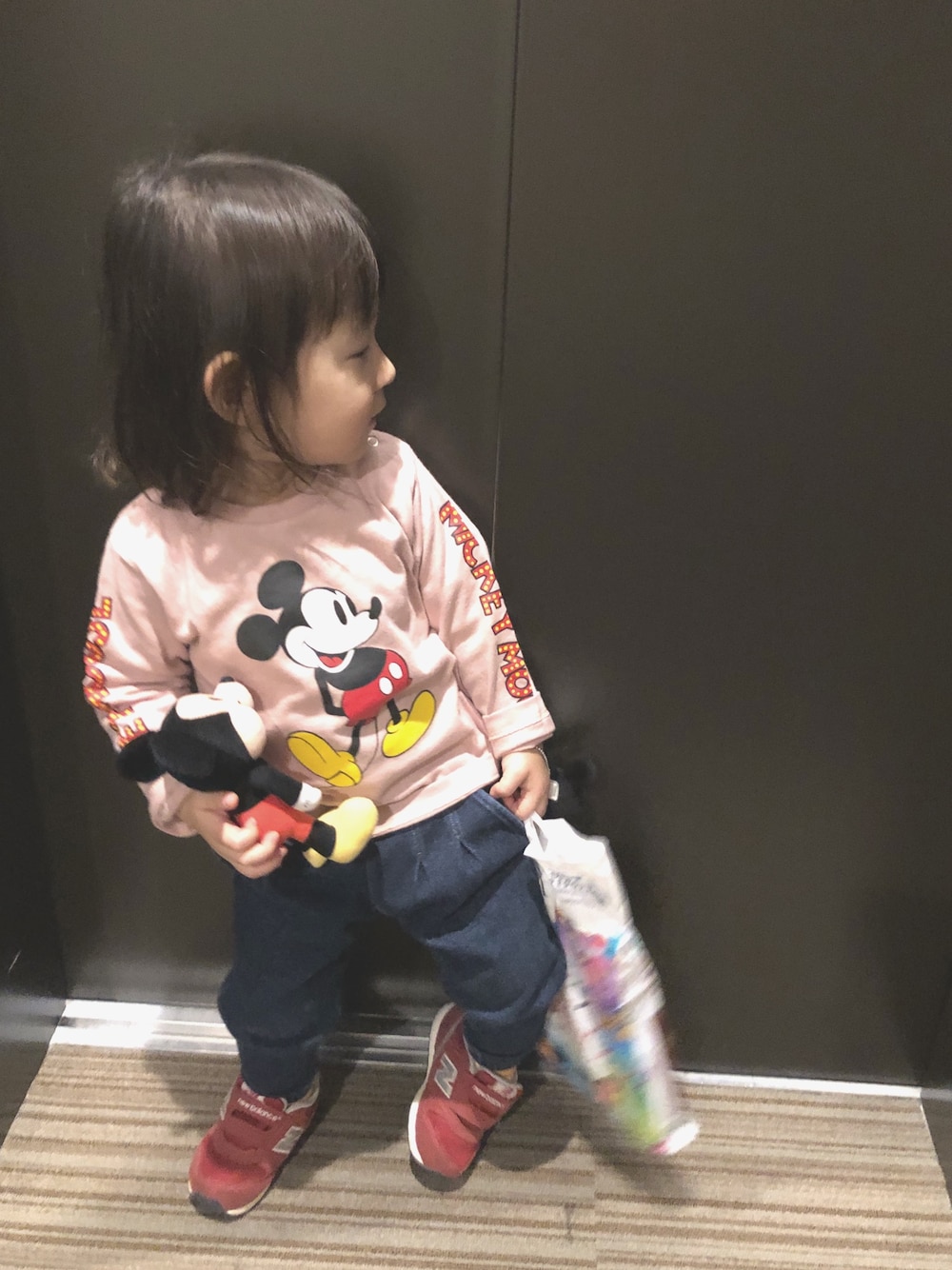 ピンク系のTシャツ/カットソー、レッド系のスニーカー、その他の雑貨/ホビーを着用したキッズの冬コーディネートの1枚目の写真