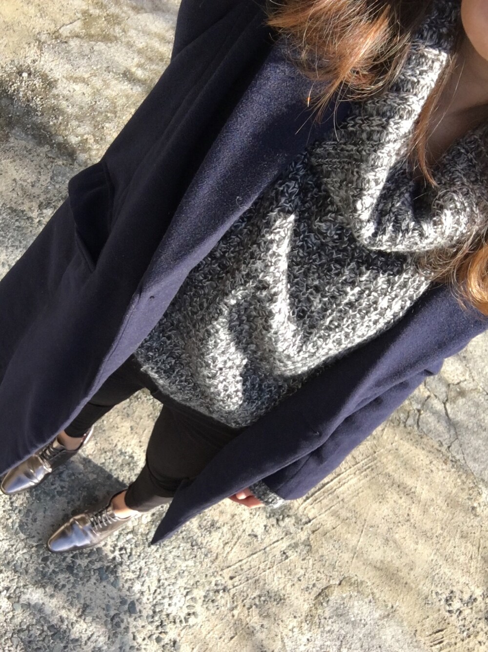 「ロングコート」｜「GRLのアイテム（ニット/セーター、グレー系）」を使った、ro.01さん（レディース・165cm）の冬コーディネートの1枚目の写真