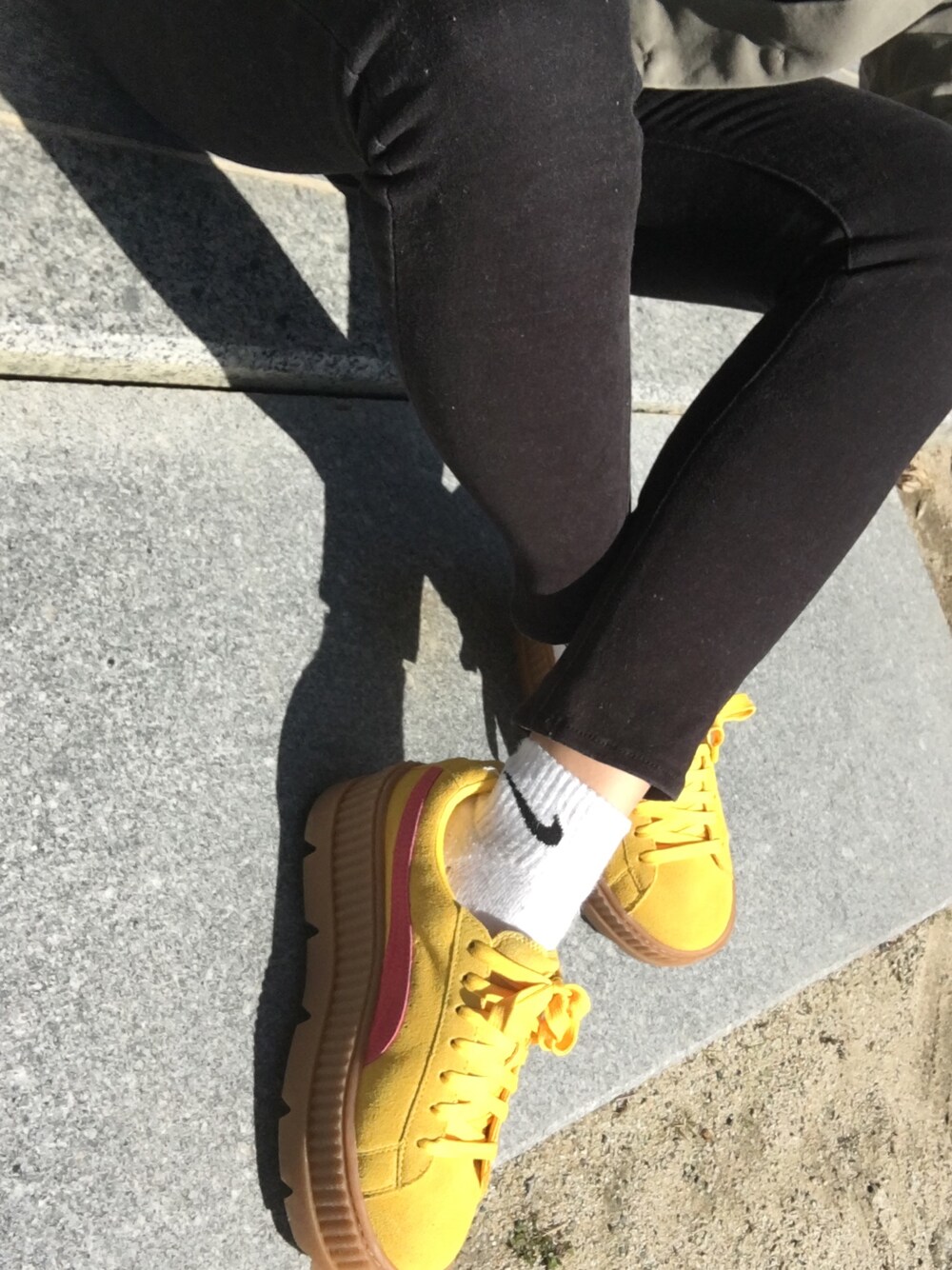 「イエロー、シンプル、ナイキ、ソックス」｜「PUMAのPUMA プーマ CLEATED CREEPERSUEDE WNS クリーテッド クリーパースエード  366268 03LEMON-CARMINE R（スニーカー、イエロー系）」を使った、ro.01さん（レディース・165cm）の冬コーディネートの1枚目の写真