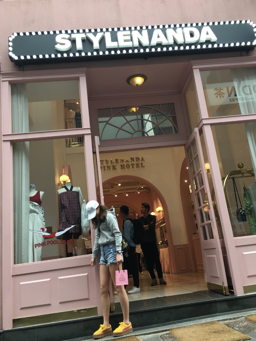 「ラフ、ショーパン、おしゃれさんと繋がりたい、シンプルコーデ、ホワイト」｜「GRLのアイテム（キャップ、ホワイト系）」を使った、ro.01さん（レディース・165cm）の春コーディネートの1枚目の写真