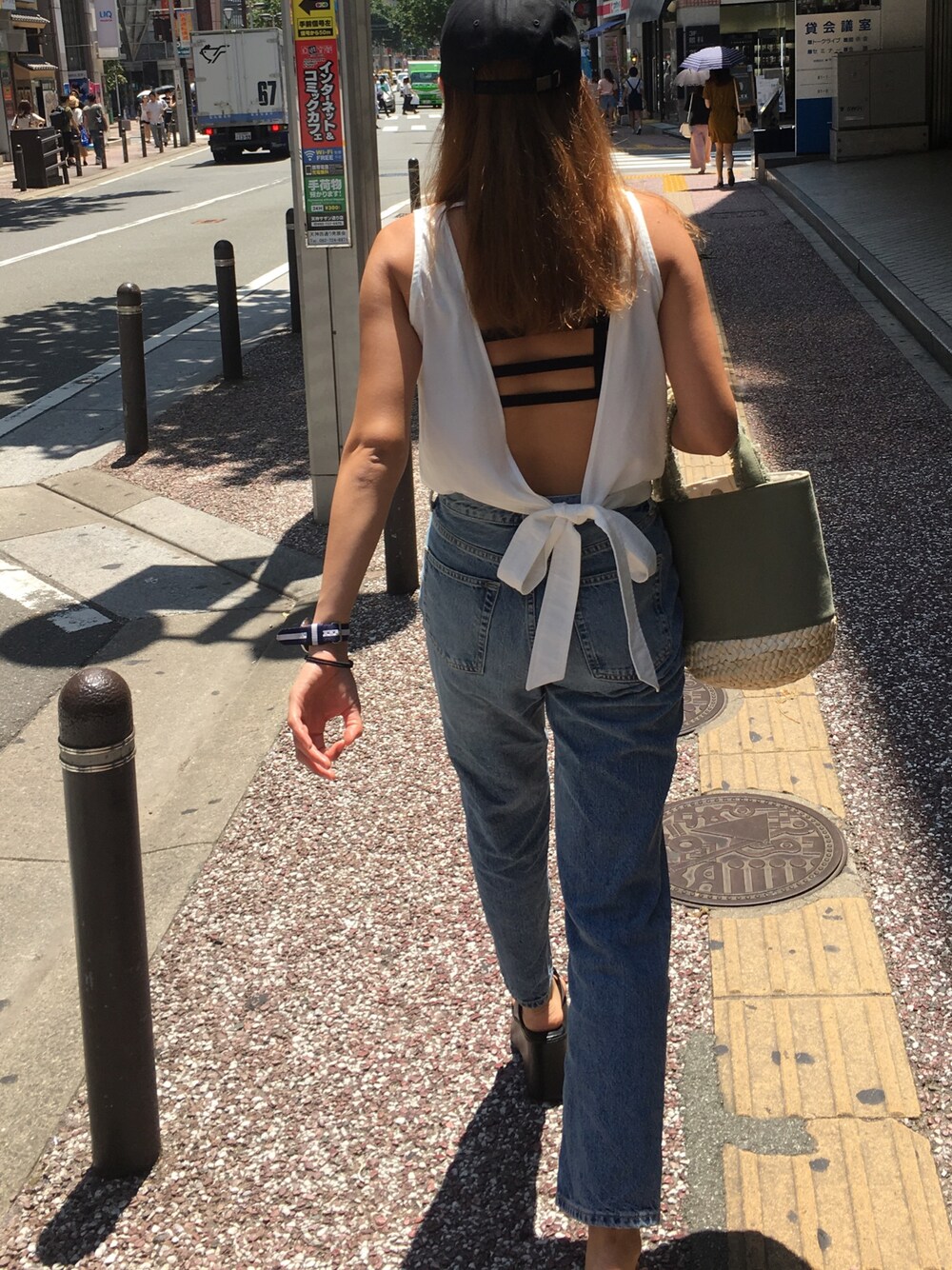 「背中あき、リボン、シンプル」｜「GUのアイテム（デニムパンツ、ブルー系）」を使った、ro.01さん（レディース・165cm）の夏コーディネートの1枚目の写真