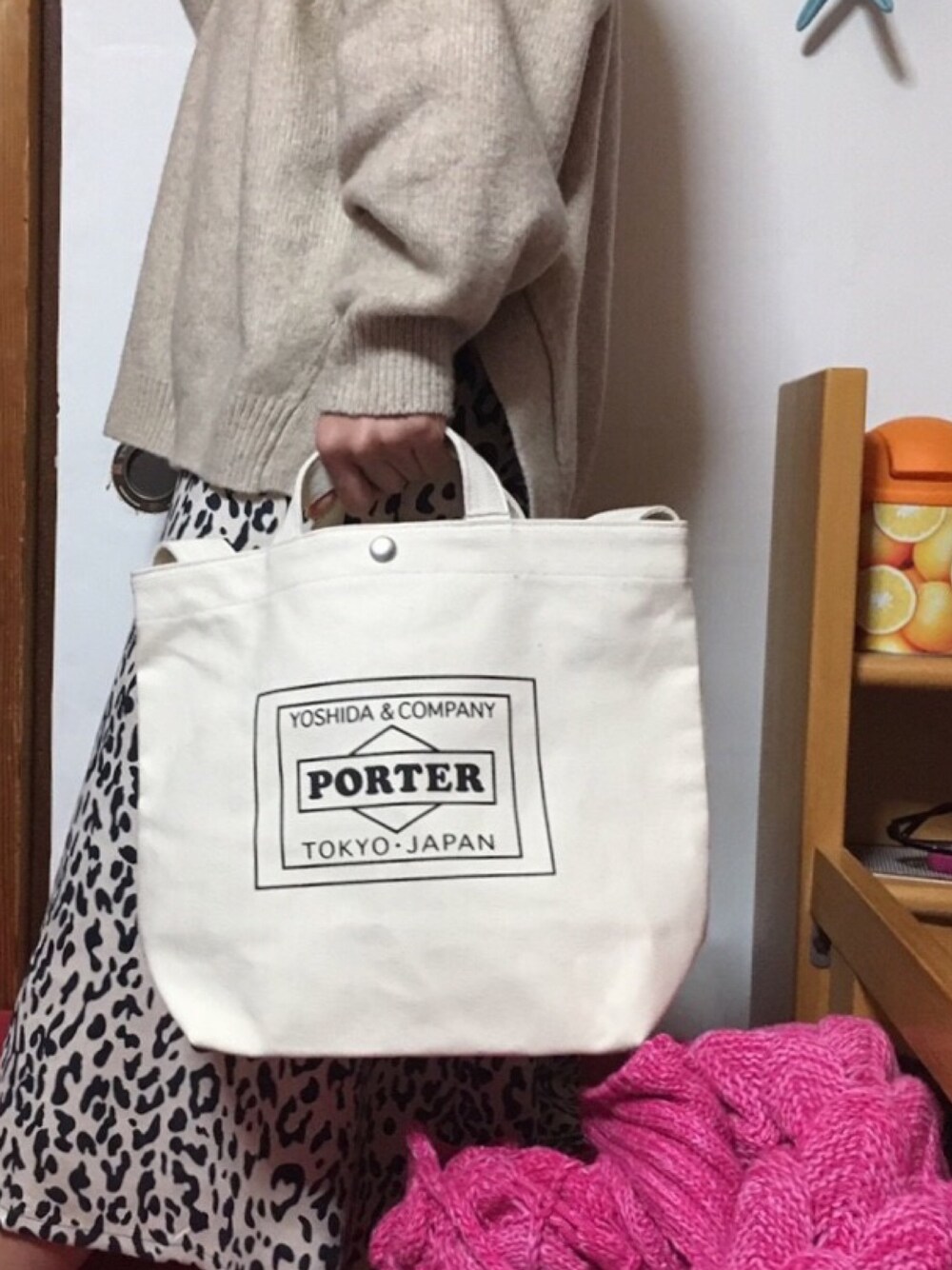 「レオパード、シンプル、ゆるコーデ、ゆるニット」｜「PORTERのアイテム（トートバッグ、ホワイト系）」を使った、ro.01さん（レディース・165cm）の冬コーディネートの1枚目の写真