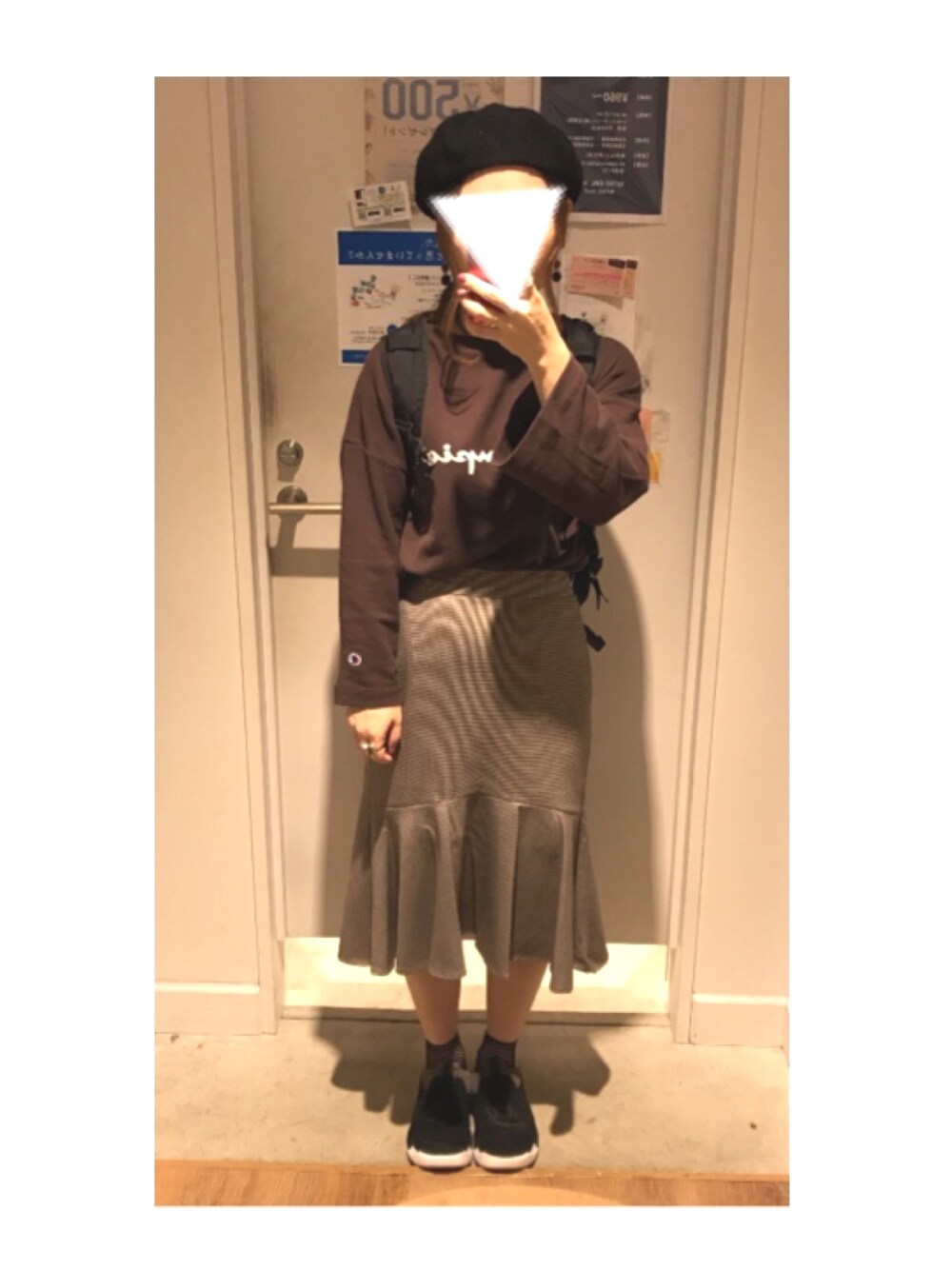 ブラウン系のワンピース、ブラウン系のスカート、ブラック系のスニーカーを着用したレディースの秋コーディネートの1枚目の写真