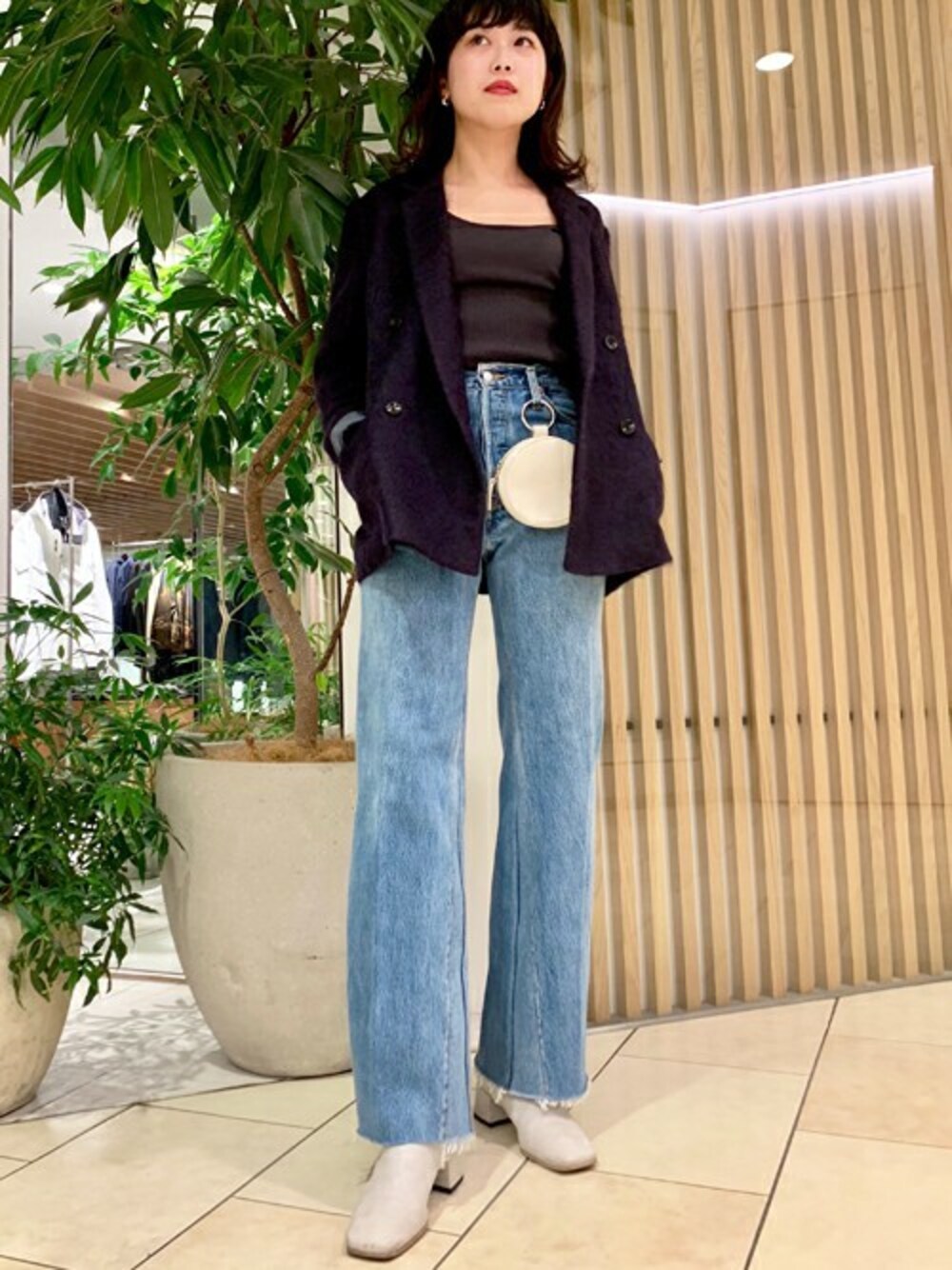 「ジャケット、大人カジュアル、モヘヤ、デニムパンツ、トゥモローランド、BACCA、シンプルコーデ、ホワイトシューズ、TOMORROWLAND」｜「BACCAのレーヨンモヘヤ ダブルブレストジャケット（テーラードジャケット、ブルー系）」を使った、TOMORROWLAND MENSさん（レディース・162cm）の秋コーディネートの1枚目の写真