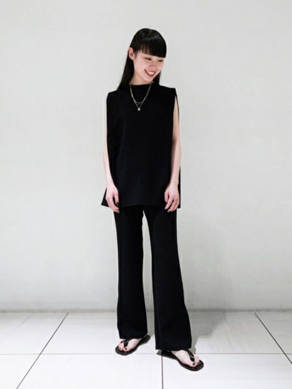 ブラック系のシャツ/ブラウス、ブラック系のその他パンツを着用したレディースの春コーディネートの1枚目の写真