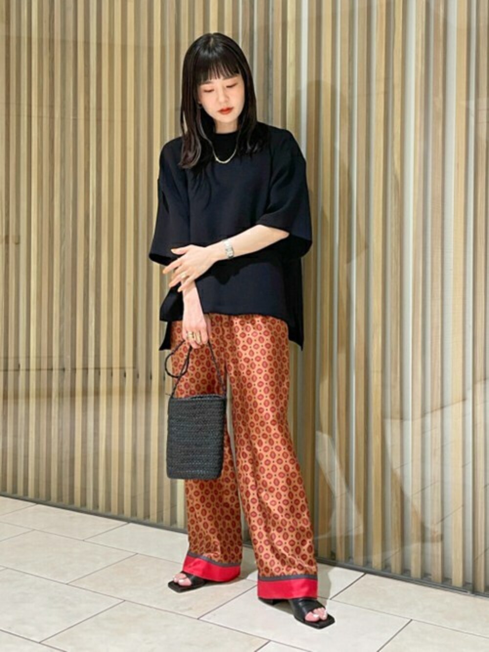 ブラック系のシャツ/ブラウス、ブラウン系のその他パンツ、ブラック系のサンダルを着用したレディースの春コーディネートの1枚目の写真