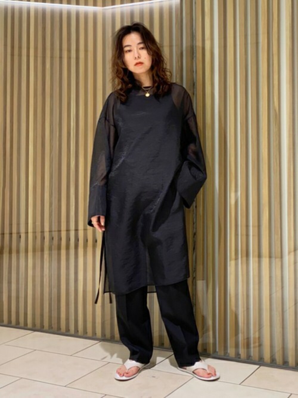 ブラック系のシャツ/ブラウス、ブラック系のキャミソール、ブラック系のスラックスを着用したレディースの春コーディネートの1枚目の写真