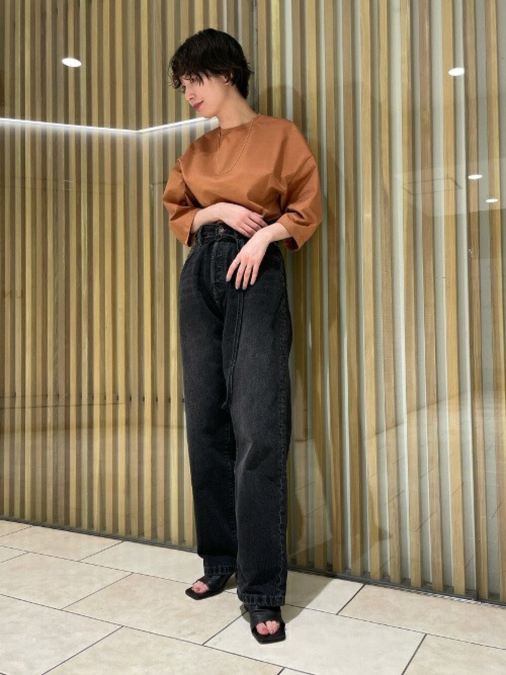 イエロー系のTシャツ/カットソー、ブラック系のサンダルを着用したレディースの春コーディネートの1枚目の写真