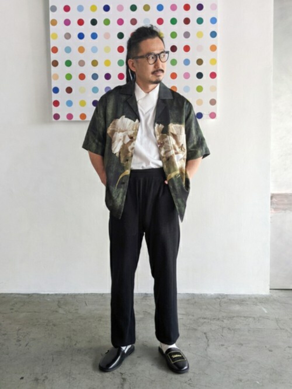 「シンプル、柄シャツ、モノトーン、大人カジュアル、レザーシューズ、Edition、TOMORROWLAND、カジュアルコーデ、半袖シャツ、オープンカラーシャツ」｜「EDITIONのPIMA COTTON ニットカラーTシャツ（Tシャツ/カットソー、ホワイト系）」を使った、TOMORROWLAND MENSさん（メンズ・173cm）の春コーディネートの1枚目の写真