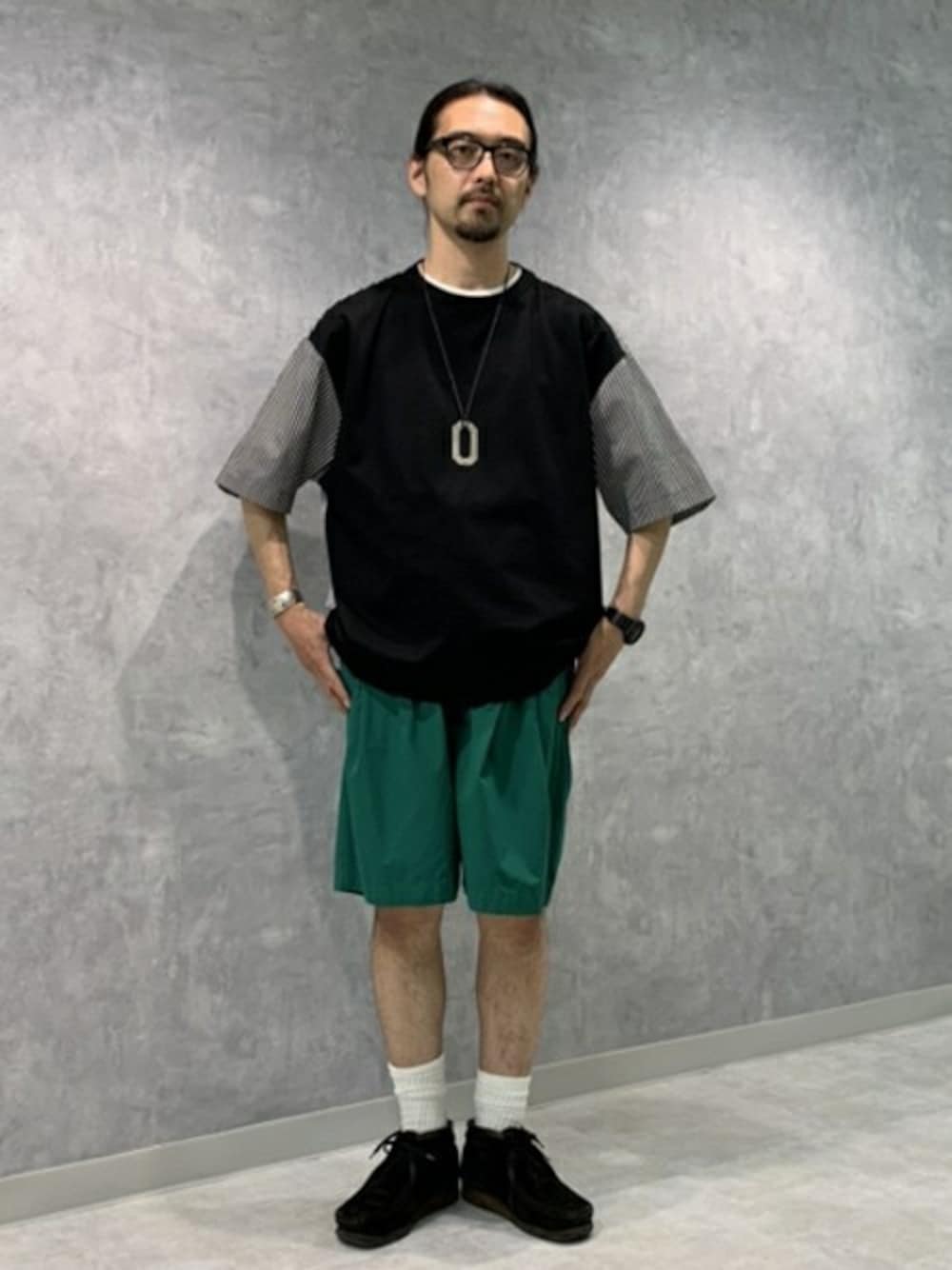 ブラック系のTシャツ/カットソー、グリーン系のその他パンツ、その他のネックレスを着用したメンズの夏コーディネートの1枚目の写真