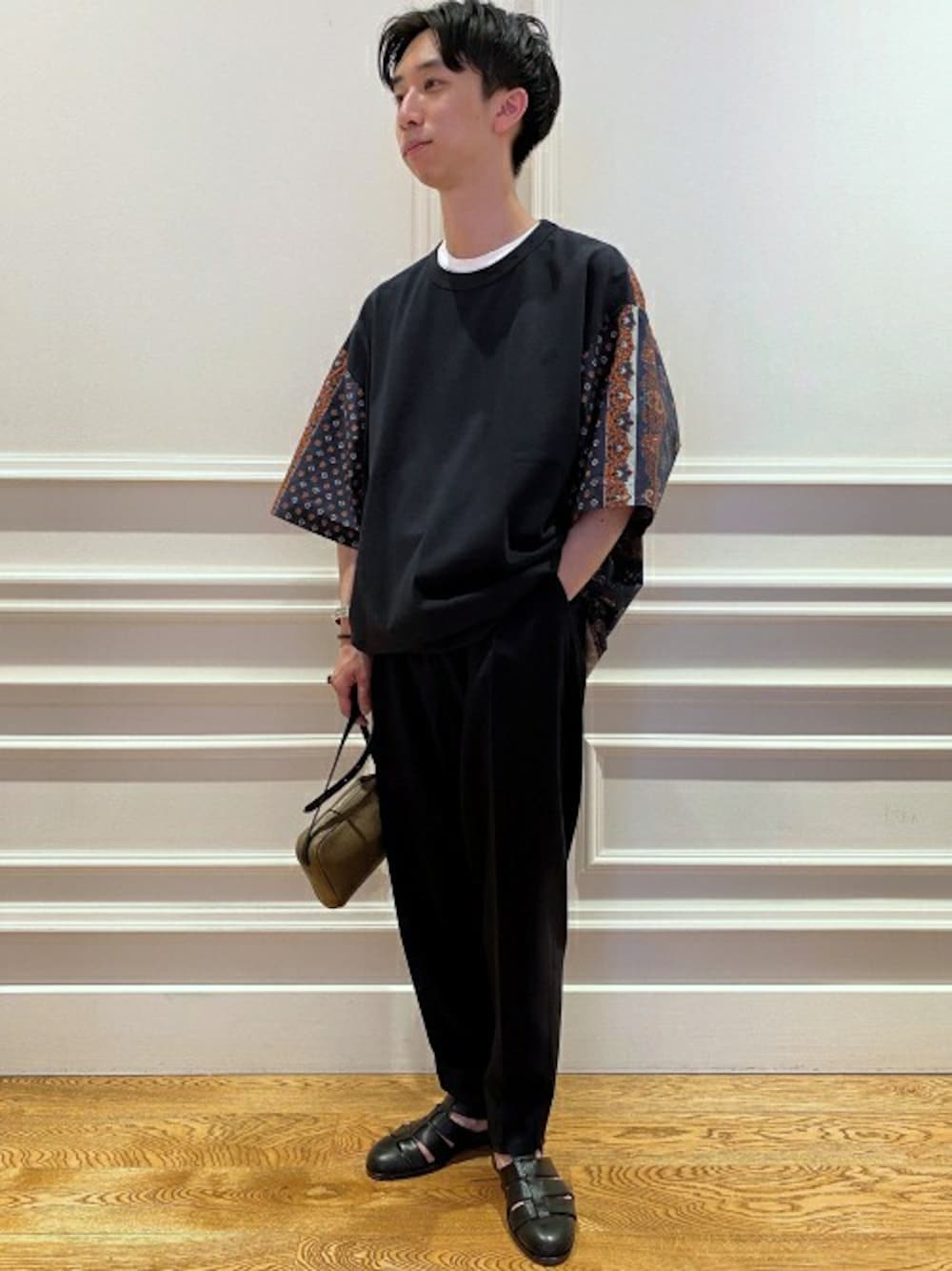 ブルー系のTシャツ/カットソー、ホワイト系のTシャツ/カットソー、ブルー系のその他パンツを着用したメンズの夏コーディネートの1枚目の写真