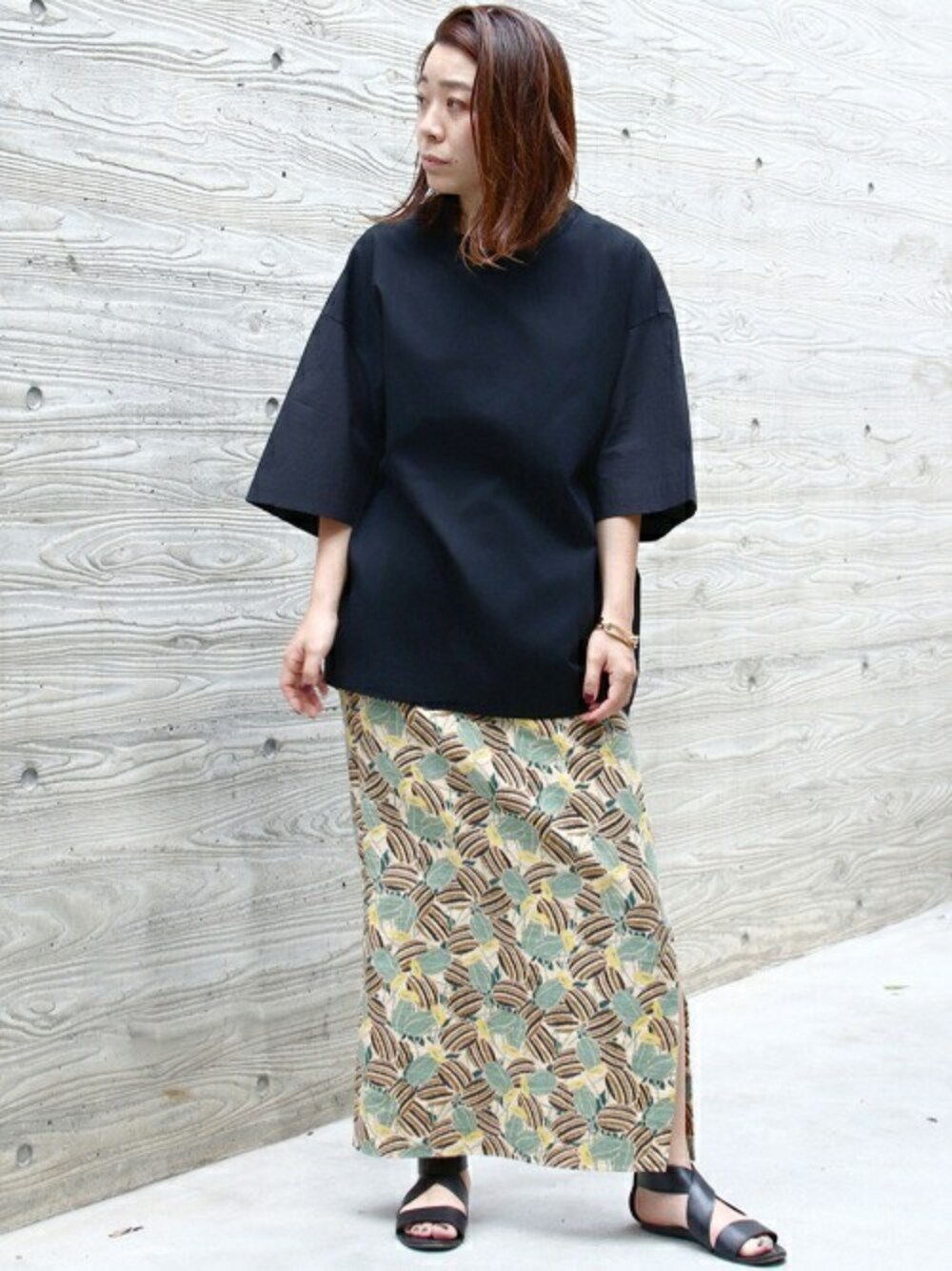 ブラック系のTシャツ/カットソー、ベージュ系のスカートを着用したレディースの夏コーディネートの1枚目の写真