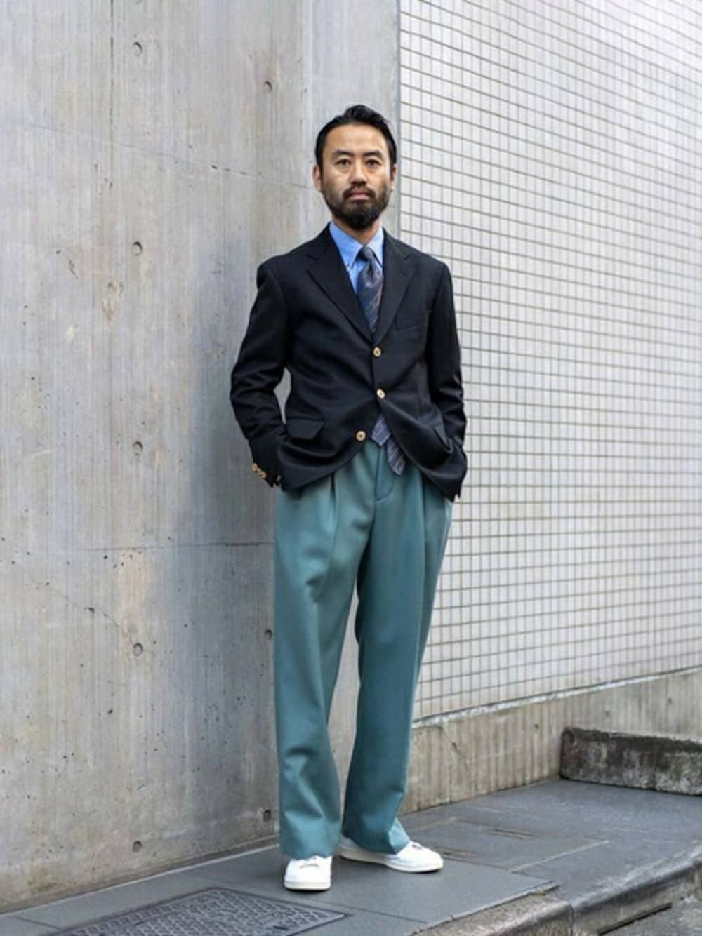 「adidas、別注、大人カジュアル、ブレザー、ボタンダウンシャツ、タイドアップ、カジュアルダウン、きれいめカジュアル、ストレートパンツ、TOMORROWLAND」｜「TOMORROWLAND の【WEB先行予約・別注】adidas Originals STAN SMITH for TOMORROWLAND（メンズ）（スニーカー、ホワイト系）」を使った、TOMORROWLAND MENSさん（メンズ・176cm）の秋コーディネートの1枚目の写真