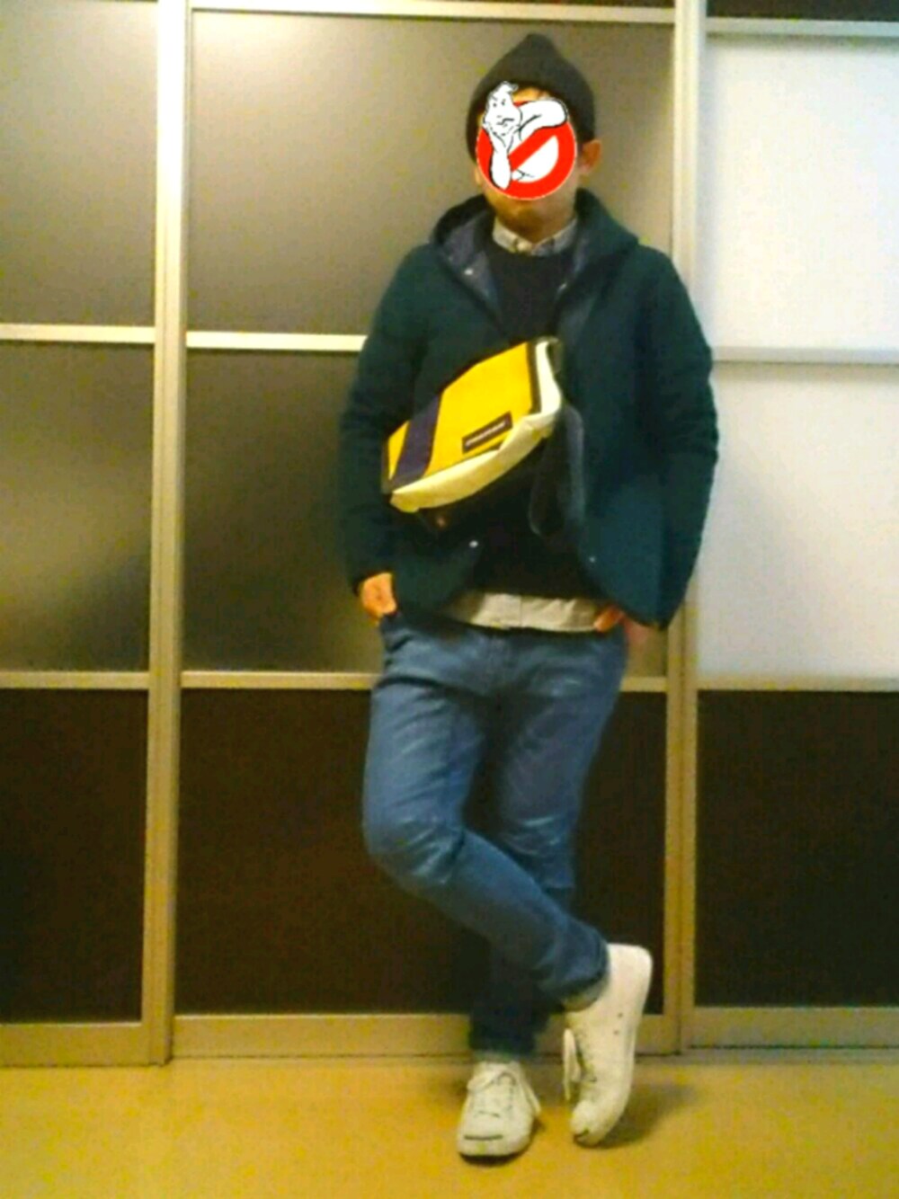 ブルー系のデニムパンツ、ホワイト系のスニーカー、グレー系のシャツ/ブラウスを着用したメンズの冬コーディネートの1枚目の写真