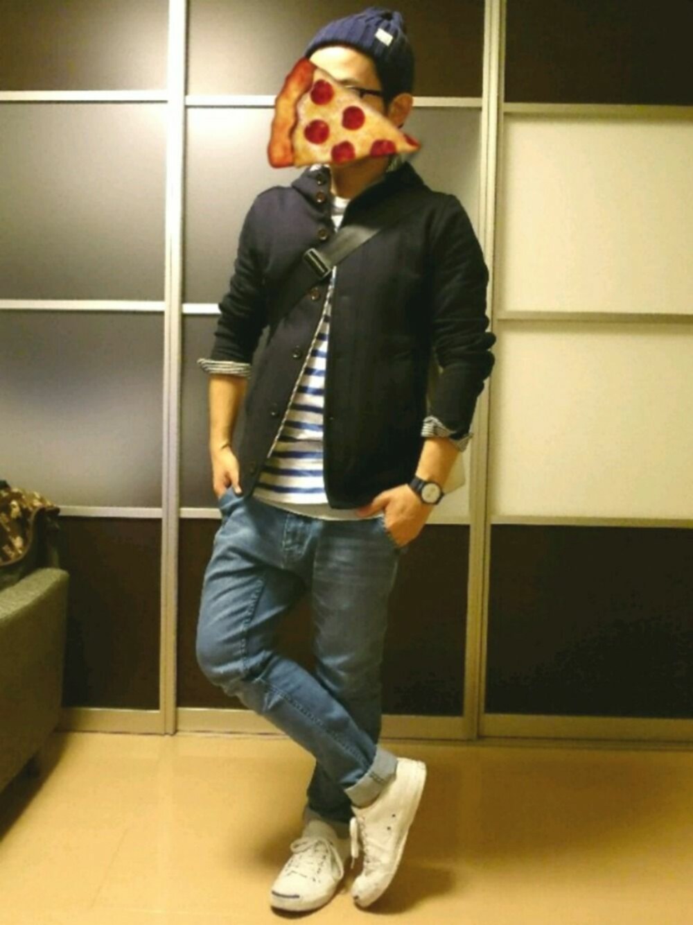 ホワイト系のスニーカー、ブルー系のデニムパンツ、ブルー系のTシャツ/カットソーを着用したメンズの秋コーディネートの1枚目の写真