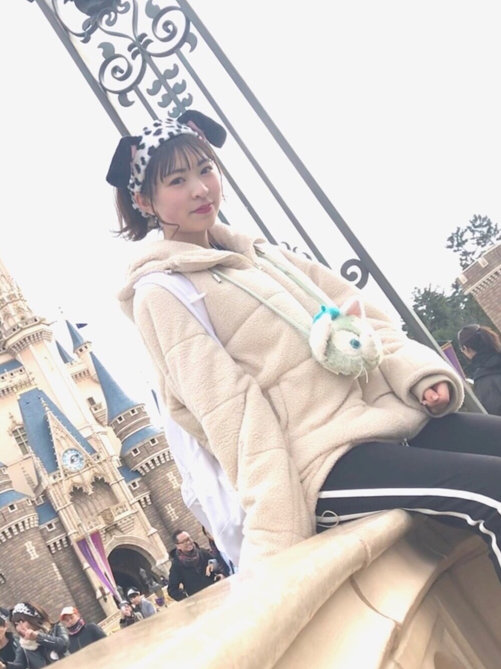 「シンプルコーデ、カジュアルコーデ、ラインパンツ、ディズニー、ディズニーコーデ、101匹わんちゃん、モノトーン、モノトーンコーデ、ボア、お洒落さんとつながりたい」｜「WEGOのWEGO/ラインスキニーパンツ（その他パンツ、ブラック系）」を使った、aya.さん（レディース・162cm）の冬コーディネートの1枚目の写真