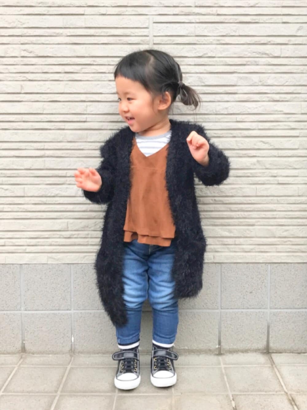 「おんなのこ、2歳、ジーンズ、ツインお団子、ロングカーディガン」｜「BRANSHESのスウェードキャミソール（キャミソール、ブラウン系）」を使った、kanacocoさん（キッズ・90cm）の春コーディネートの1枚目の写真