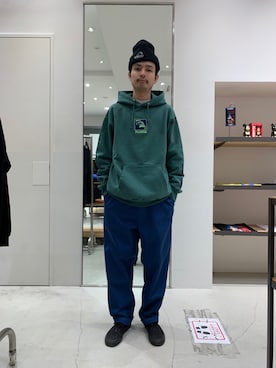 「アイテム（パーカー、グリーン系）」を使った、鈴木　義人さん（メンズ・174cm）の冬コーディネート