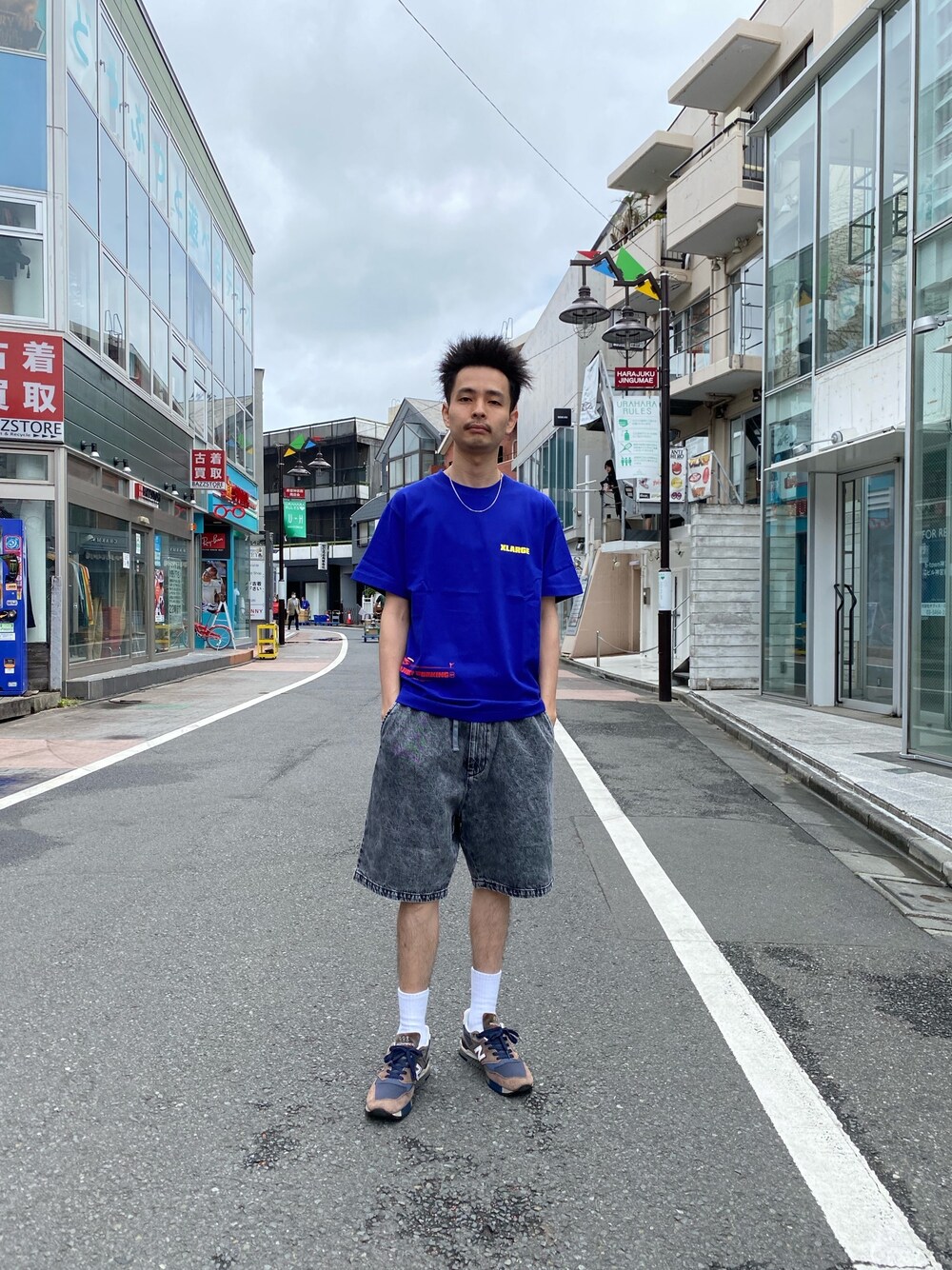 「XLARGE」｜「XLARGEのS/S TEE HARDLY WORKING（Tシャツ/カットソー、ブルー系）」を使った、鈴木　義人さん（メンズ・174cm）の春コーディネートの1枚目の写真