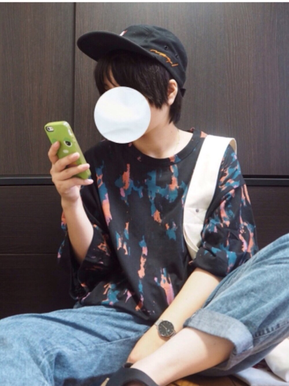 ブラック系のサンダル、ブラック系のデジタル腕時計を着用したレディースの夏コーディネートの1枚目の写真