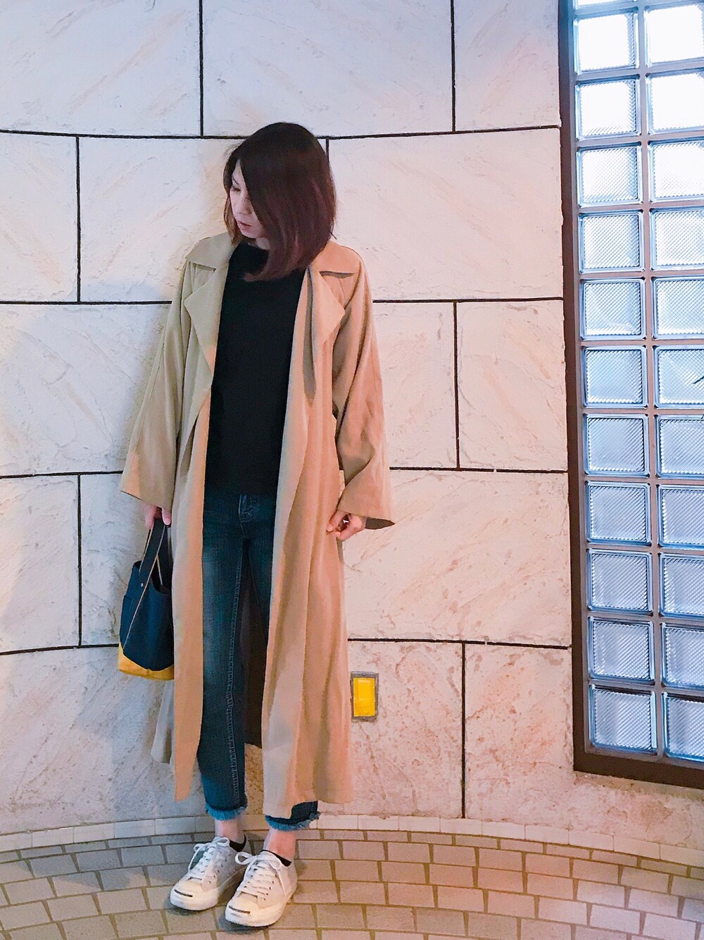 「休日スタイル、シンプル、休日コーデ、ベージュ、トレンチコート、ロングトレンチコート、ジャックパーセル、デニム、フリンジデニム、ママコーデ」｜「Daysのアイテム（トレンチコート、ベージュ系）」を使った、yuuuuumiiさん（レディース・161cm）の春コーディネートの1枚目の写真