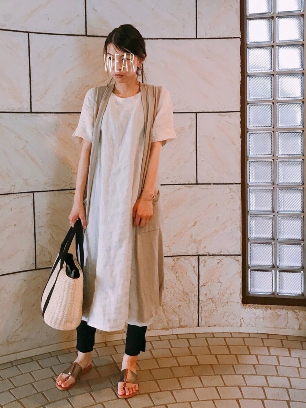 「夏、シンプル、休日スタイル、ママファッション、ワンピース、白ワンピース、リブレギンス、トングサンダル、ジレ」｜「E.m.m.Mのアイテム（ワンピース、ホワイト系）」を使った、yuuuuumiiさん（レディース・161cm）の夏コーディネートの1枚目の写真