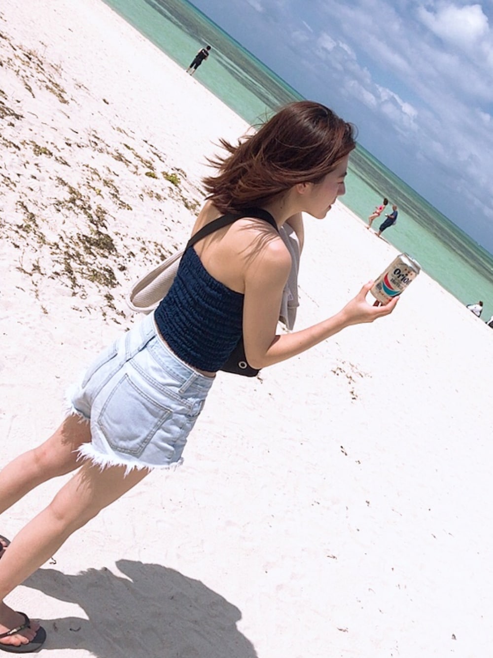 ブルー系のチューブトップ、その他のデニムパンツ、ブラック系のサンダルを着用したレディースの秋コーディネートの1枚目の写真