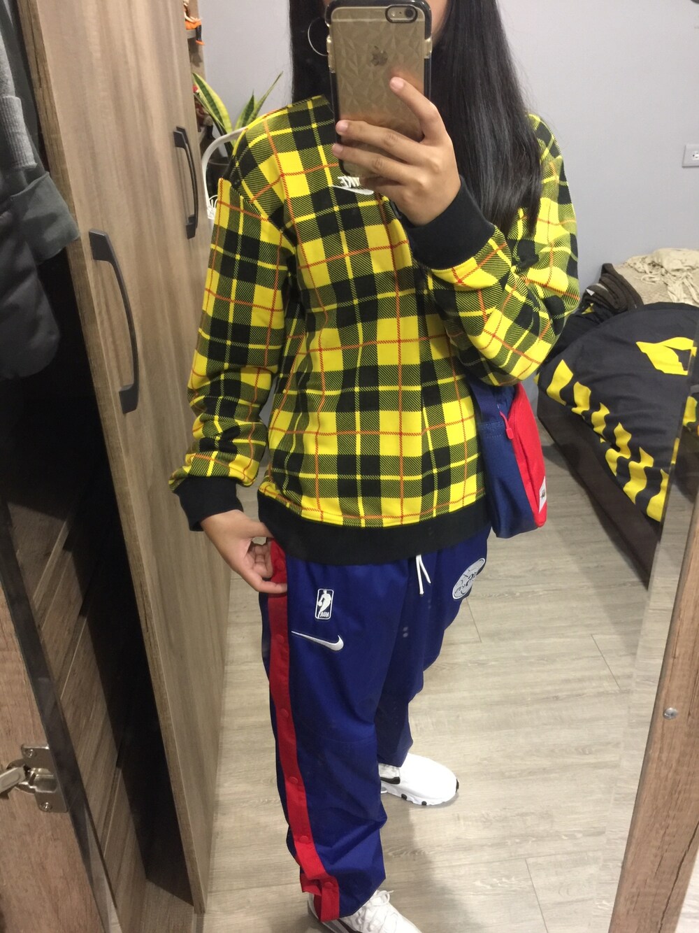 「NIKEのアイテム（ジャージ、イエロー系）」を使った、雅棠さん（レディース・156cm）の冬コーディネートの1枚目の写真