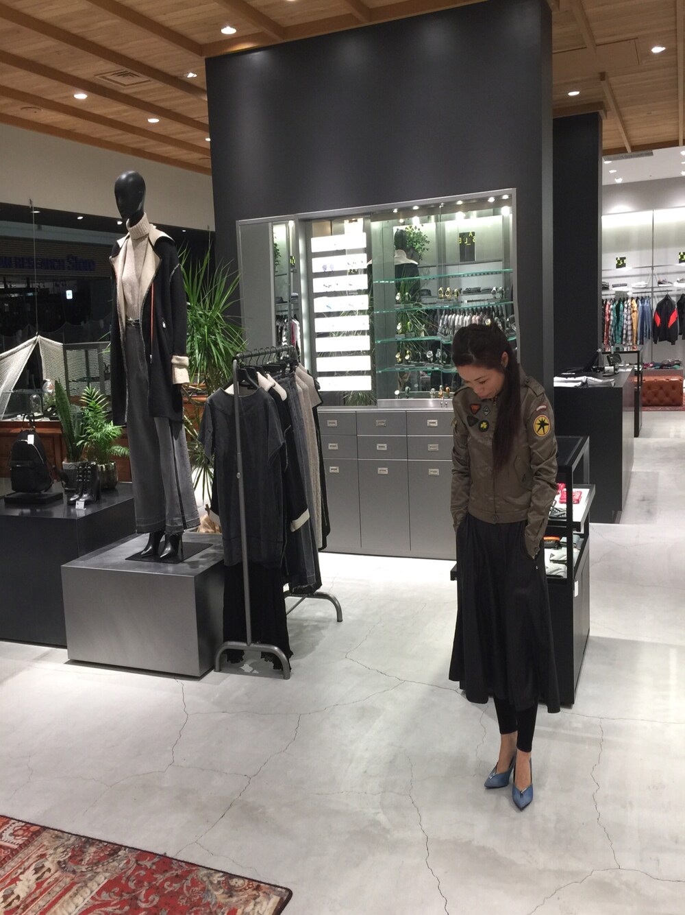 「Diesel、スカート」｜「DIESELのアイテム（ライダースジャケット、ゴールド系）」を使った、O.K.Yさん（レディース・158cm）の冬コーディネートの1枚目の写真