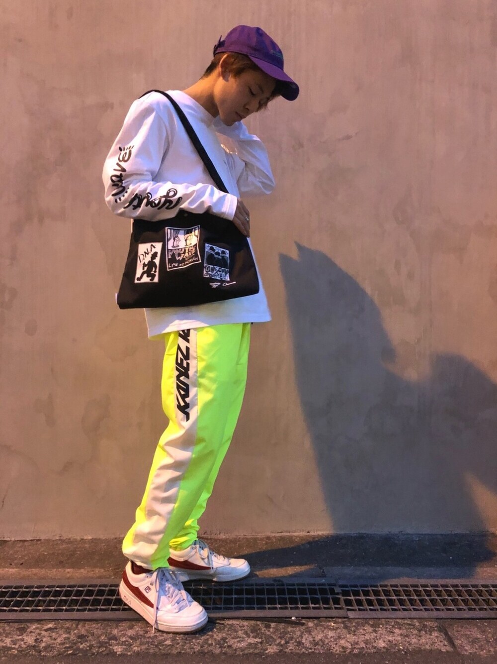 「reebok、ストリート、LHP、ロンT、大阪、street、LHP大阪、chocomoo、osaka、はるコーデ」｜「KaneZのKaneZ/ケインズ/NEON TRACK PANTS（その他パンツ、イエロー系）」を使った、RIKIKYAさん（メンズ・168cm）の春コーディネートの1枚目の写真