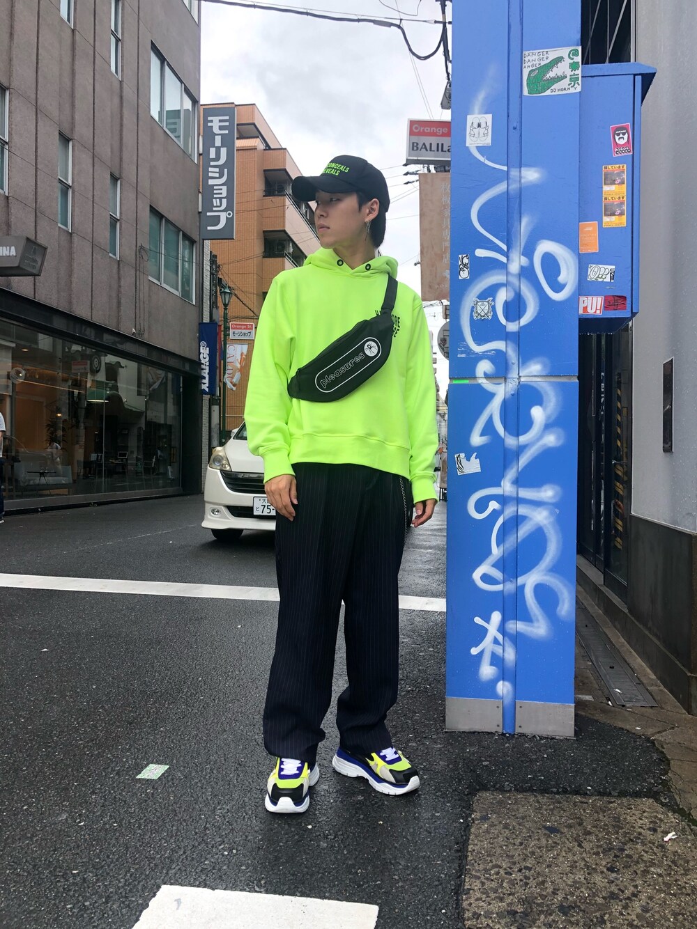「パーカー、秋のコーデ、LHP、ネオンカラー、ボディバッグ、ストリートMIX、ゆるコーデ、LHP大阪、misbhv、いいね、save、フォローお願いします🤑」｜「MISBHVのアイテム（パーカー、イエロー系）」を使った、RIKIKYAさん（メンズ・168cm）の秋コーディネートの1枚目の写真