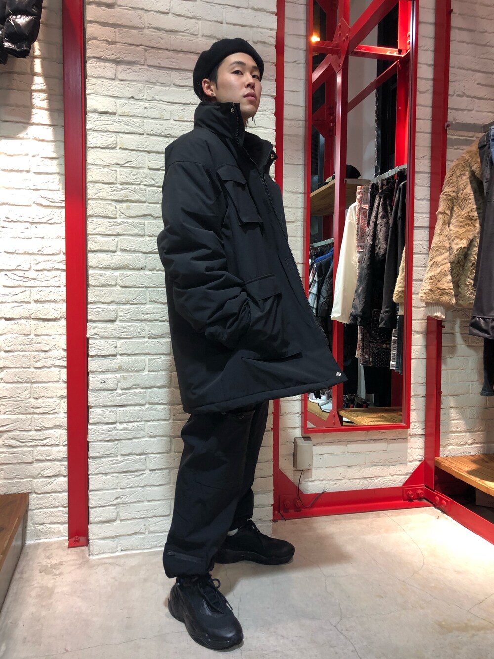 ブラック系のカーゴパンツ、ブラック系のジャケット/アウター、ブラック系のカーゴパンツを着用したメンズの秋コーディネートの1枚目の写真