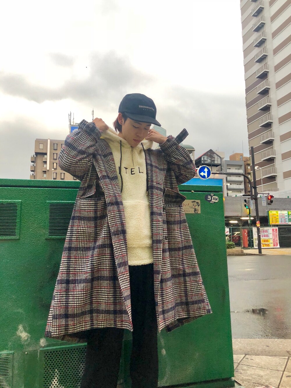 「トレンチコート、LHP、ロングコート、LHP大阪、WHITELAND BLACKBURN、秋冬コーデ、chica」｜「WHITELANDのWHITELAND/ホワイトランド/シープスキンボアアノラック（パーカー、ホワイト系）」を使った、RIKIKYAさん（メンズ・168cm）の秋コーディネートの1枚目の写真