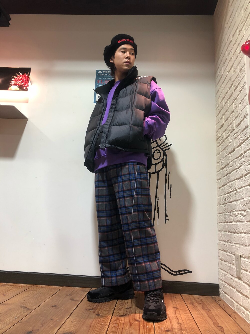 ブラック系のその他パンツ、パープル系のスウェット、パープル系のスウェットを着用したメンズの秋コーディネートの1枚目の写真