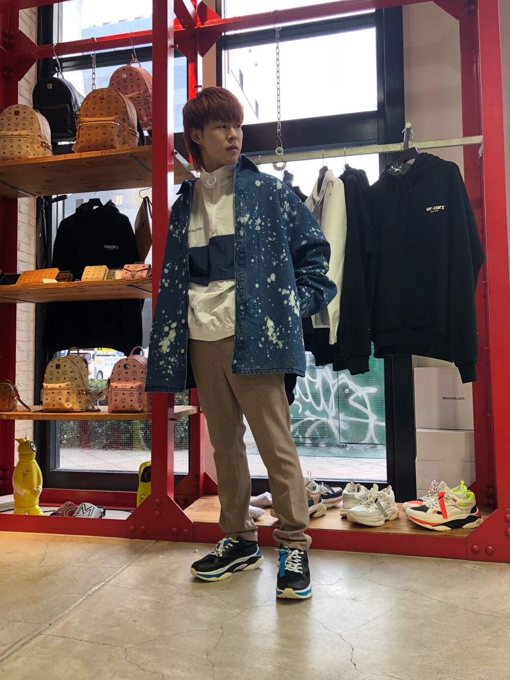 ブラウン系のその他パンツ、ブルー系のシャツ/ブラウス、ホワイト系のブルゾンを着用したメンズの冬コーディネートの1枚目の写真