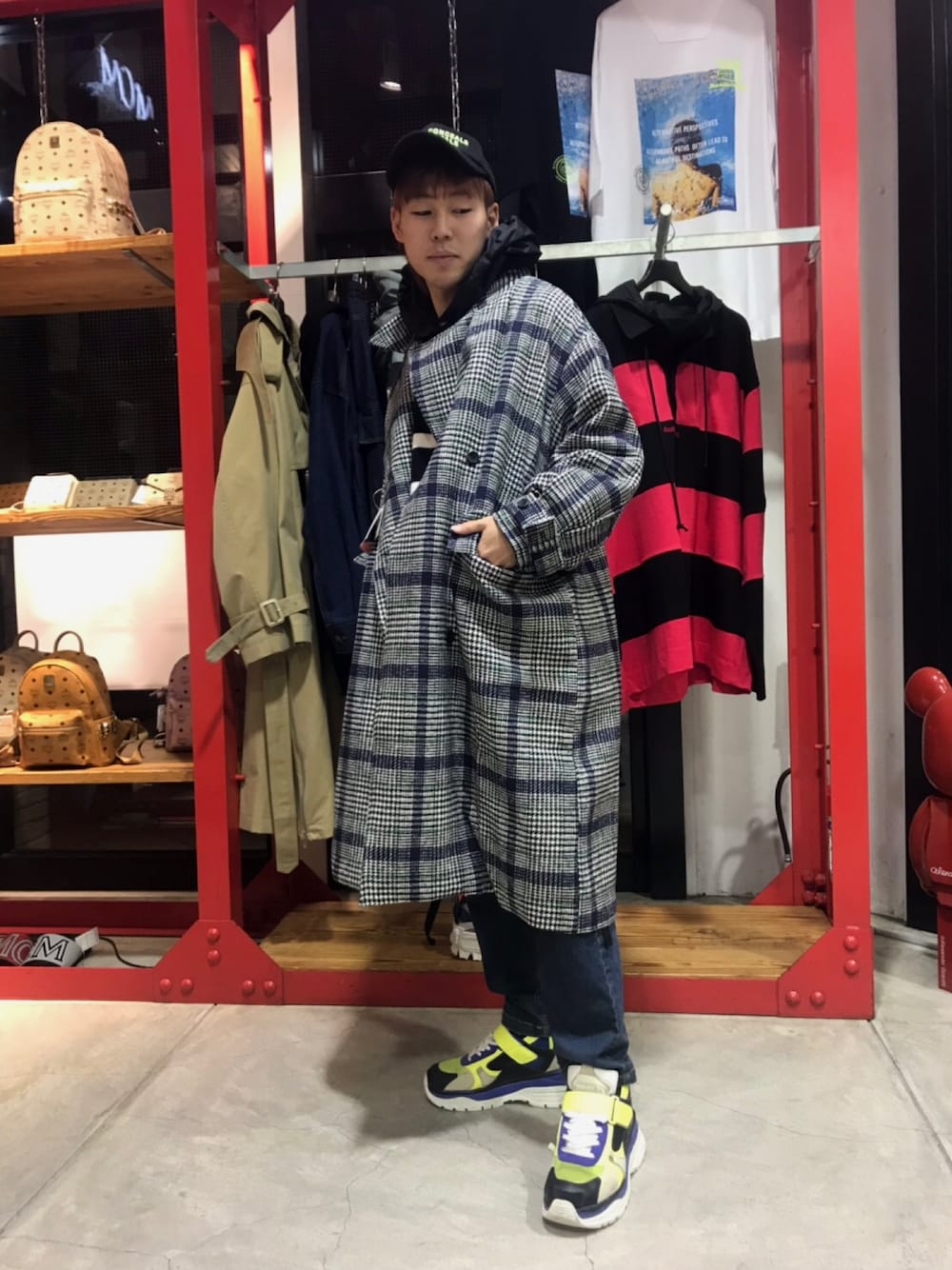 「LHP、LHP大阪、トレンチコート、コート、冬コーデ、今日のコーデ、チェック、グレンチェック、スニーカー、冬」｜「ChicaのChica/チカ/チェックコート（ステンカラーコート、グリーン系）」を使った、RIKIKYAさん（メンズ・168cm）の冬コーディネートの1枚目の写真