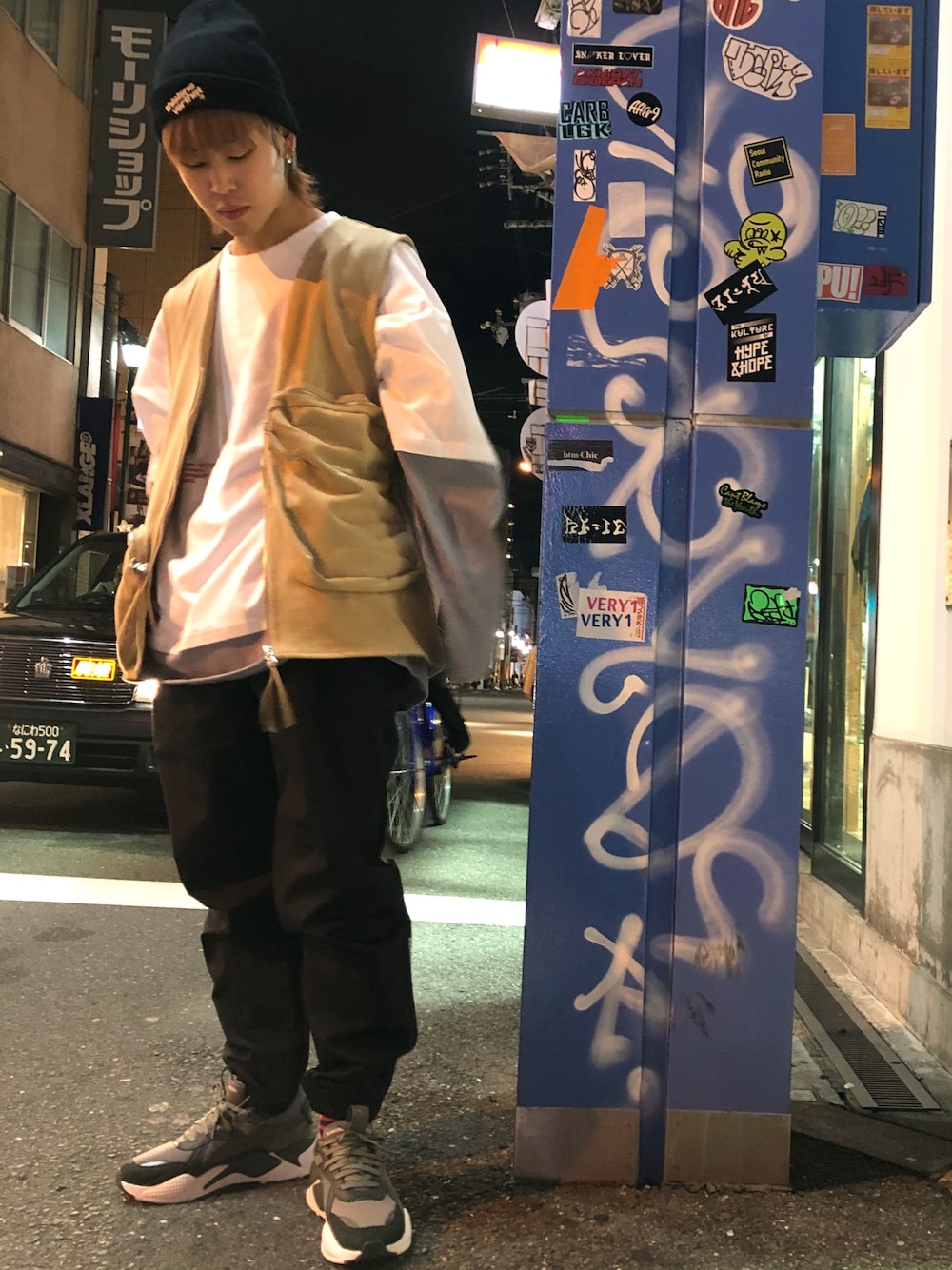 ベージュ系のベスト、ブラック系のその他パンツ、ブラック系のその他パンツを着用したメンズの春コーディネートの1枚目の写真