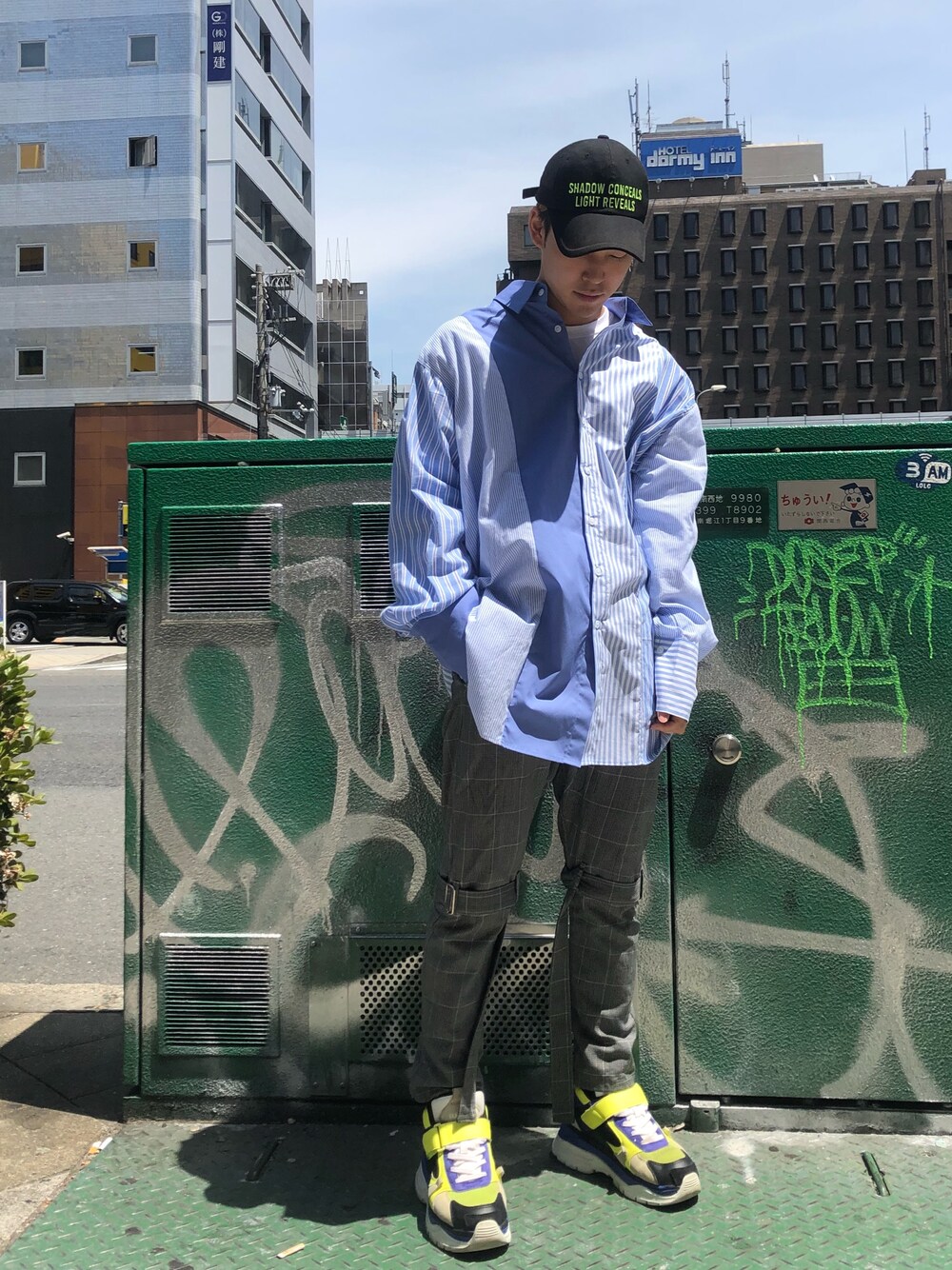 「シャツ、LHP、オーバーサイズ、スニーカーコーデ、ストライプシャツ、春、ootd、春夏コーデ、LHPOSAKA、おしゃれさんと繋がりたい」｜「Chicaのchica/チカ/ストライプクレイジーシャツ（シャツ/ブラウス、ブルー系）」を使った、RIKIKYAさん（メンズ・168cm）の春コーディネートの1枚目の写真