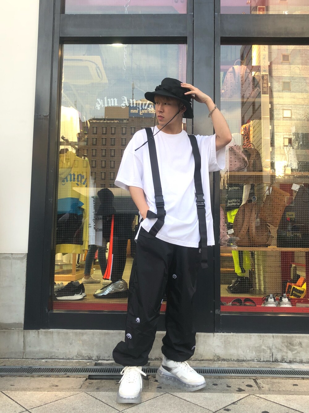 「スニーカー、adidas、LHP、NEW ERA、春夏コーデ、夏コーデ、LHPOSAKA、おしゃれさんと繋がりたい」｜「DANKE SCHONのDankeSchon/ダンケシェーン/STRAP 半袖Tシャツ（Tシャツ/カットソー、ホワイト系）」を使った、RIKIKYAさん（メンズ・168cm）の春コーディネートの1枚目の写真