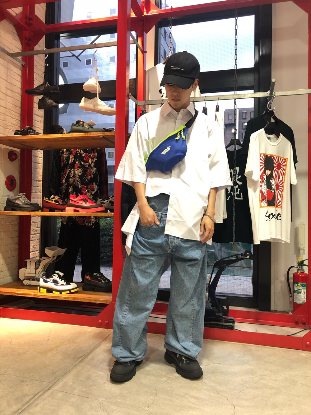 ブルー系のボディバッグ/ウエストポーチ、ブルー系のボディバッグ/ウエストポーチ、ブルー系のボディバッグ/ウエストポーチを着用したメンズの夏コーディネートの1枚目の写真