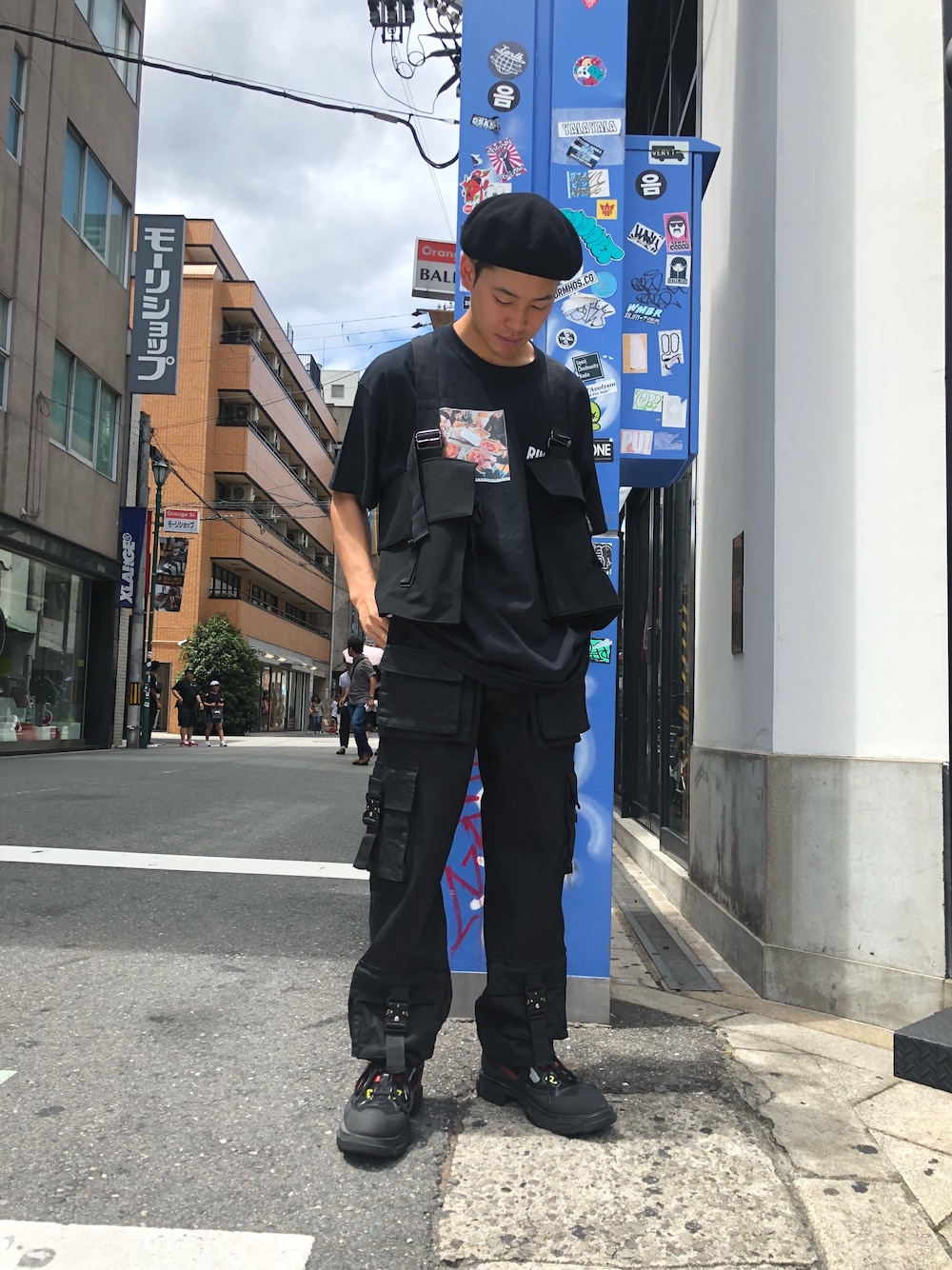 「ミリタリー、夏、オールブラック、LHP、カーゴパンツ、ootd、黒コーデ、黒Tシャツ、LHP大阪」｜「DANKE SCHONのDankeSchon/ダンケシェーン/ストレッチナイロンベスト（ベスト、ブラック系）」を使った、RIKIKYAさん（メンズ・168cm）の夏コーディネートの1枚目の写真