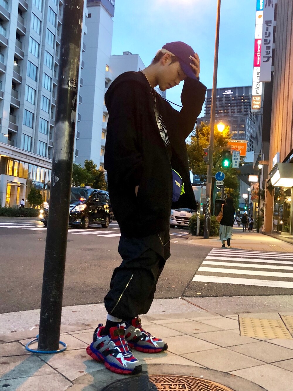 ブルー系のボディバッグ/ウエストポーチ、ブルー系のボディバッグ/ウエストポーチ、ブルー系のボディバッグ/ウエストポーチを着用したメンズの夏コーディネートの1枚目の写真