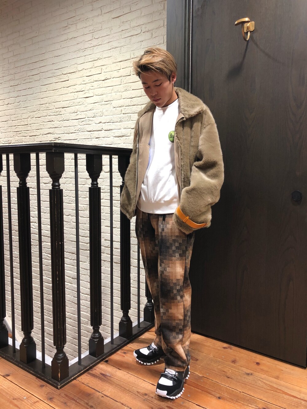 ホワイト系のスウェット、ベージュ系のその他パンツ、ベージュ系のその他パンツを着用したメンズの秋コーディネートの1枚目の写真