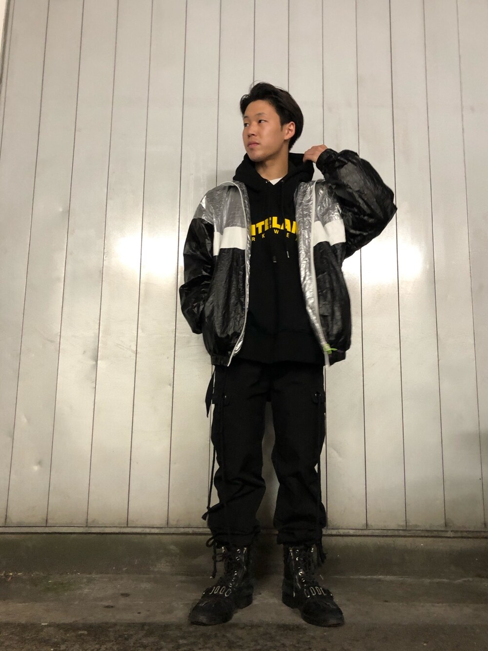 「ブラックコーデ、シルバー、LHP、street、春コーデ、LHP大阪、streetstyle」｜「WHITELANDのWHITELAND/ホワイトランド/WORK HOODIE/ビッグロゴプリントプルオーバーパーカー（パーカー、ブラック系）」を使った、RIKIKYAさん（メンズ・168cm）の春コーディネートの1枚目の写真