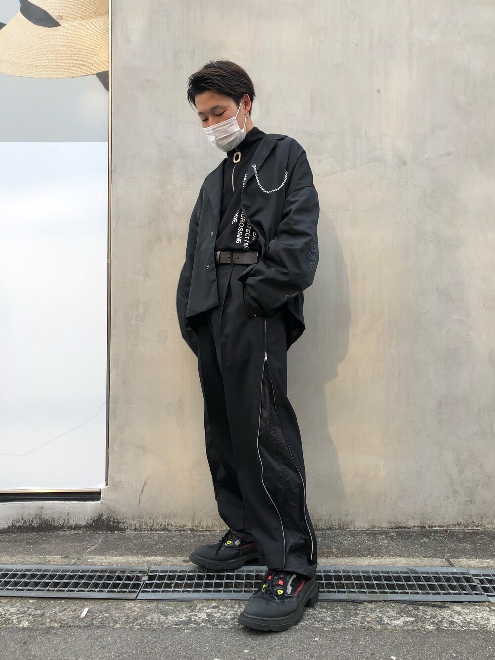 「ジャケット、テーラードジャケット、LHP、モード、シンプルコーデ、黒コーデ、LHP大阪、韓国ファッション」｜「DANKE SCHONのDankeSchon/ダンケシェーン/ZIP NECK CHAIN L/S T-SHIRTS/ジップネック ロングスリーブTシャツ（Tシャツ/カットソー、ブラック系）」を使った、RIKIKYAさん（メンズ・168cm）の春コーディネートの1枚目の写真