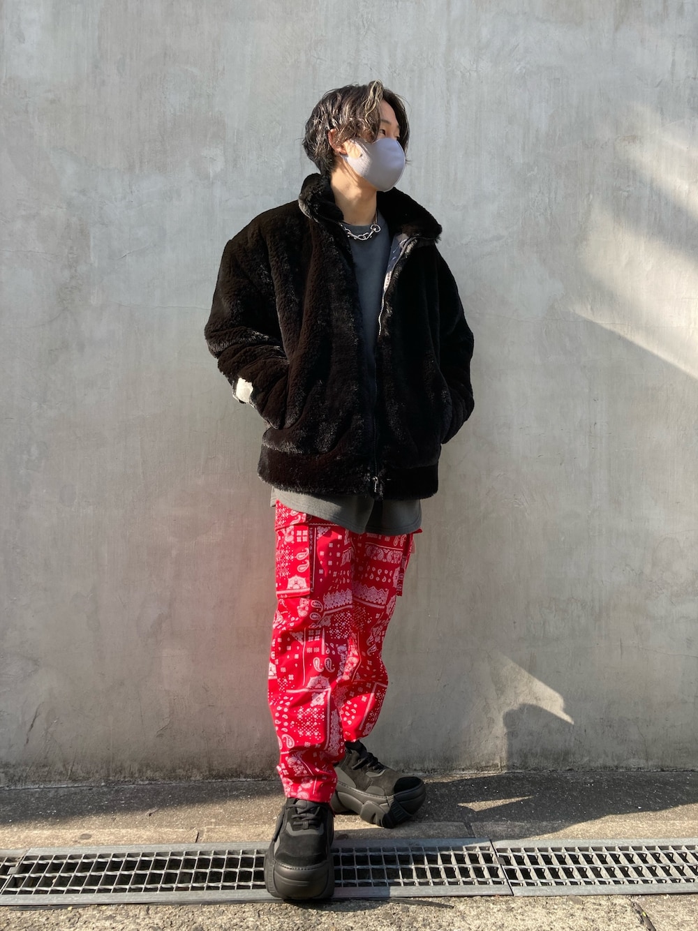 「ファー、ジャケット、ビッグシルエット、LHP、オーバーサイズ、冬、ストリートコーデ、LHP大阪、韓国ファッション、ストーリート」｜「DANKE SCHONのDankeSchon/ダンケシェーン/裏起毛ピグメントクルーネックスウェット（スウェット、ブラック系）」を使った、RIKIKYAさん（メンズ・168cm）の冬コーディネートの1枚目の写真
