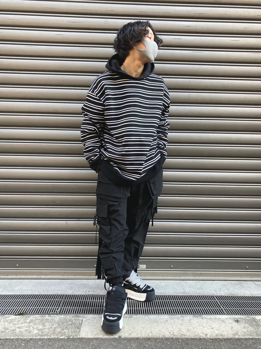「ブラックコーデ、ストリート、黒、LHP、レイヤードスタイル、オーバーサイズ、ootd、低身長、低身長コーデ、LHP大阪」｜「DANKE SCHONのDankeSchon/ダンケシェーン/NS CARGO PANTS/カーゴパンツ（カーゴパンツ、ブラック系）」を使った、RIKIKYAさん（メンズ・168cm）の冬コーディネートの1枚目の写真