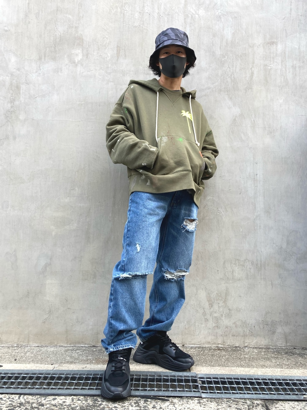 「パーカー、LHP、オーバーサイズ、スニーカーコーデ、デニムパンツ、春、春コーデ、バケットハット、ゆるコーデ、LHP大阪」｜「WHITELANDのWHITELAND/ホワイトランド/ダメージデニム（デニムパンツ、ブルー系）」を使った、RIKIKYAさん（メンズ・168cm）の冬コーディネートの1枚目の写真