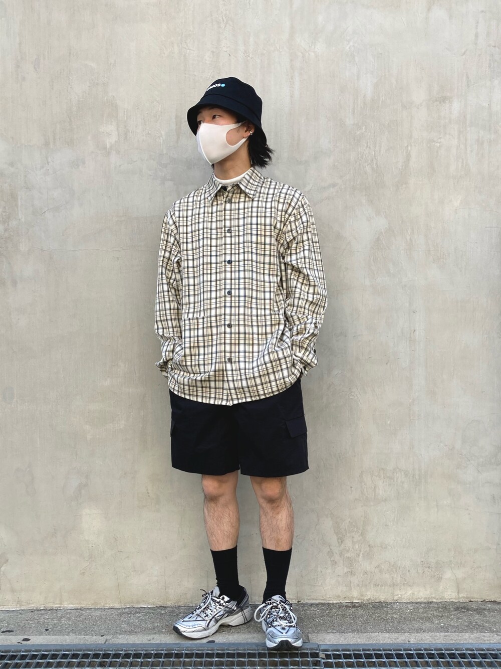「ビッグシルエット、柄シャツ、LHP、シンプルコーデ、春コーデ、春夏コーデ、バケットハット、LHP大阪、オトナカジュアル、おしゃれさんと繋がりたい」｜「KaneZのKaneZ/ケインズ/バケットハット/Chaos Hat（ハット、ブラック系）」を使った、RIKIKYAさん（メンズ・168cm）の春コーディネートの1枚目の写真